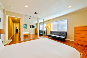 4 bedrooms, travel crib, internet, bed sheets - Spacious home with a private hot tub & enclosed yard - just minutes from Disney (Anaheim)