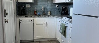 South Broadway getaway with Parking and Patio