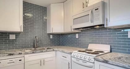 South Broadway getaway with Parking and Patio