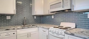 South Broadway getaway with Parking and Patio