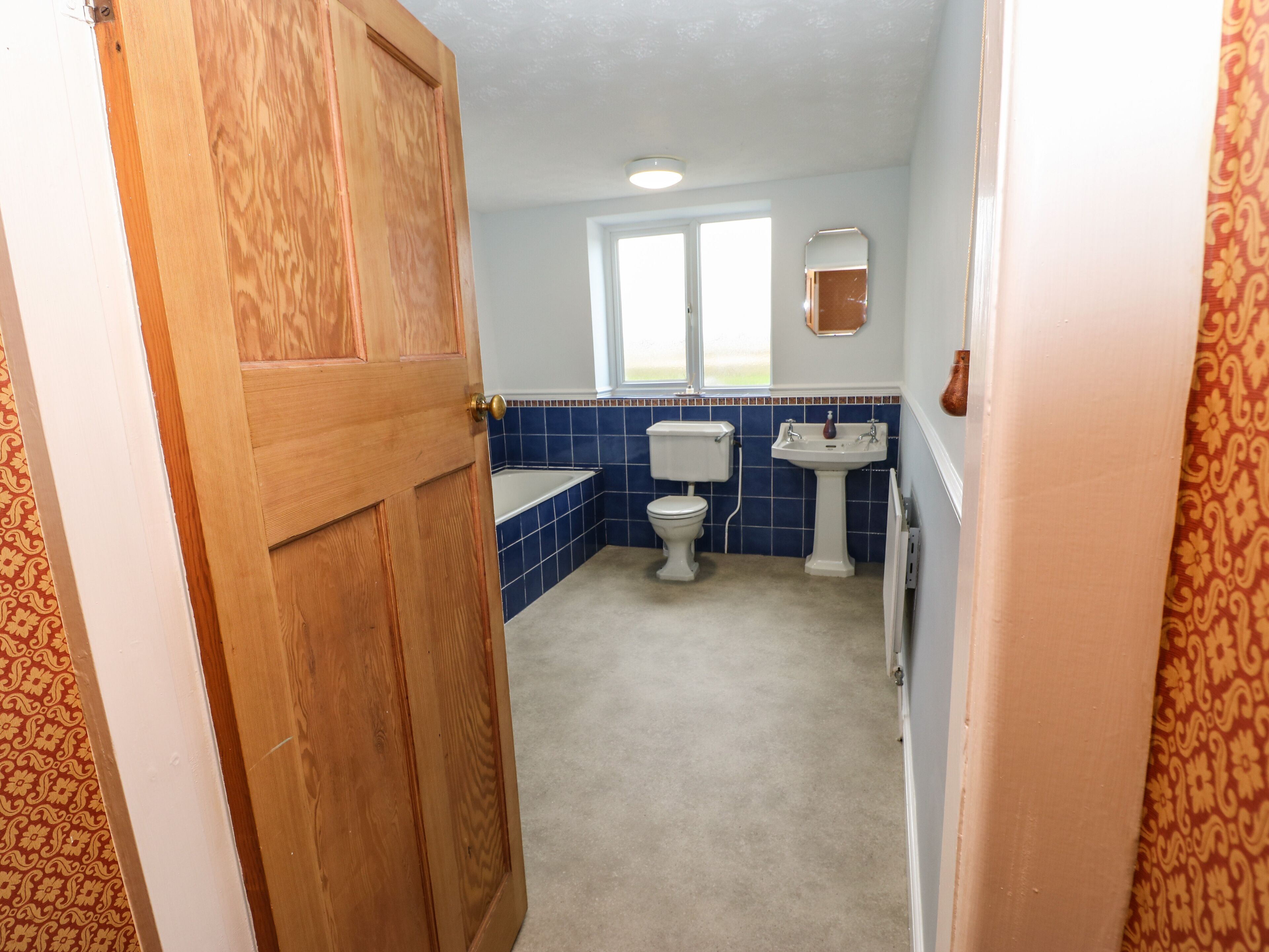 Une salle de bain avec des toilettes, un lavabo et une baignoire.