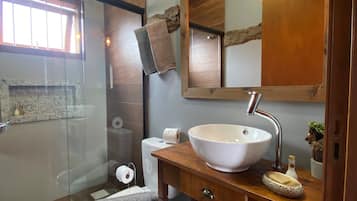 Ducha, artículos de tocador gratuitos, secador de pelo, toallas