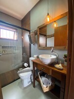 Ducha, artículos de tocador gratuitos, secador de pelo, toallas
