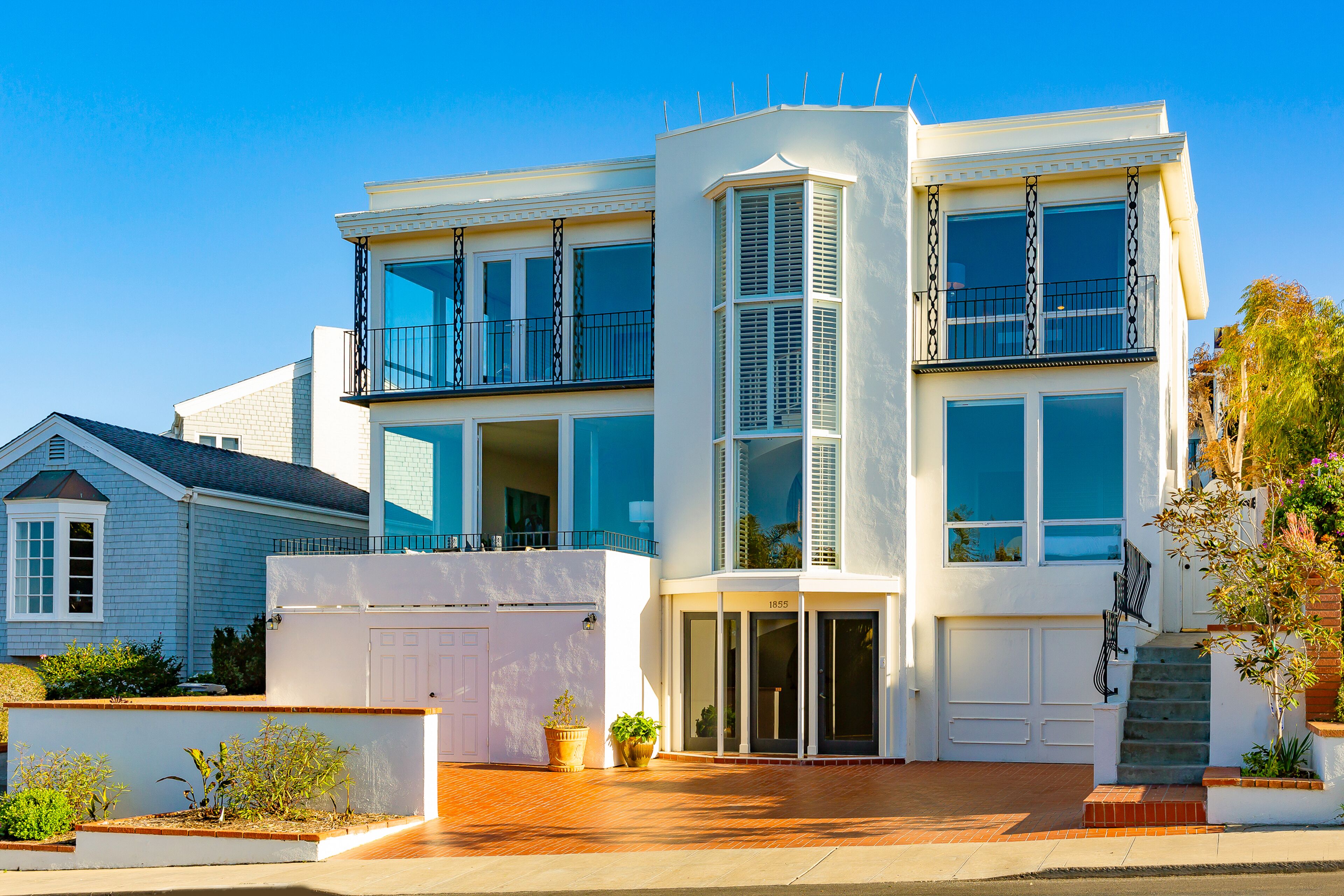 Multi-Level Home w/Ocean Views, Private Washer/Dryer, Pool & Free WiFi