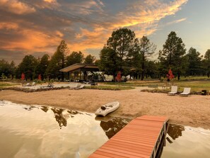 Private beach, sun loungers, beach towels, kayaking - Backland Luxury Nature Resort - Grand Canyon (Williams)