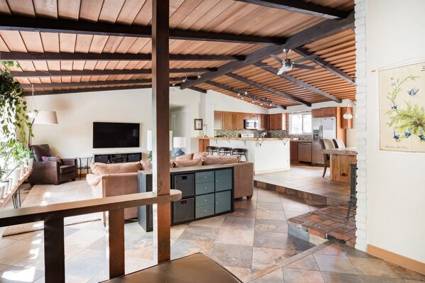 Fernseher, Kamin, DVD-Player, Arbeitsbereiche