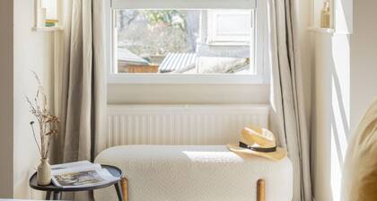 Cosy double room with en-suite shower room and free WiFi