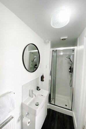 Secador de pelo y toallas