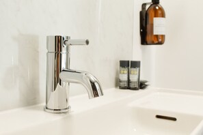 Hair dryer, towels - Newly refurbished ensuite double room village location (Hurstpierpoint)