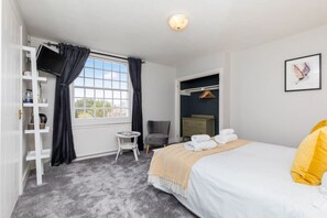 1 bedroom, desk, travel cot, free WiFi - Newly refurbished ensuite double room village location (Hurstpierpoint)