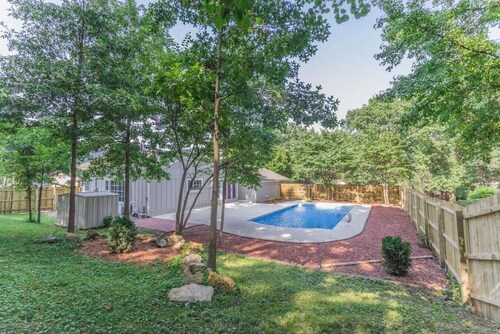 Royal's Blue POOL House - 1 mi to  Chiefs/Royals Stadium