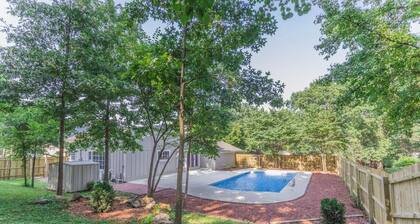 Royal's Blue POOL House - 1 mi to Chiefs/Royals Stadium