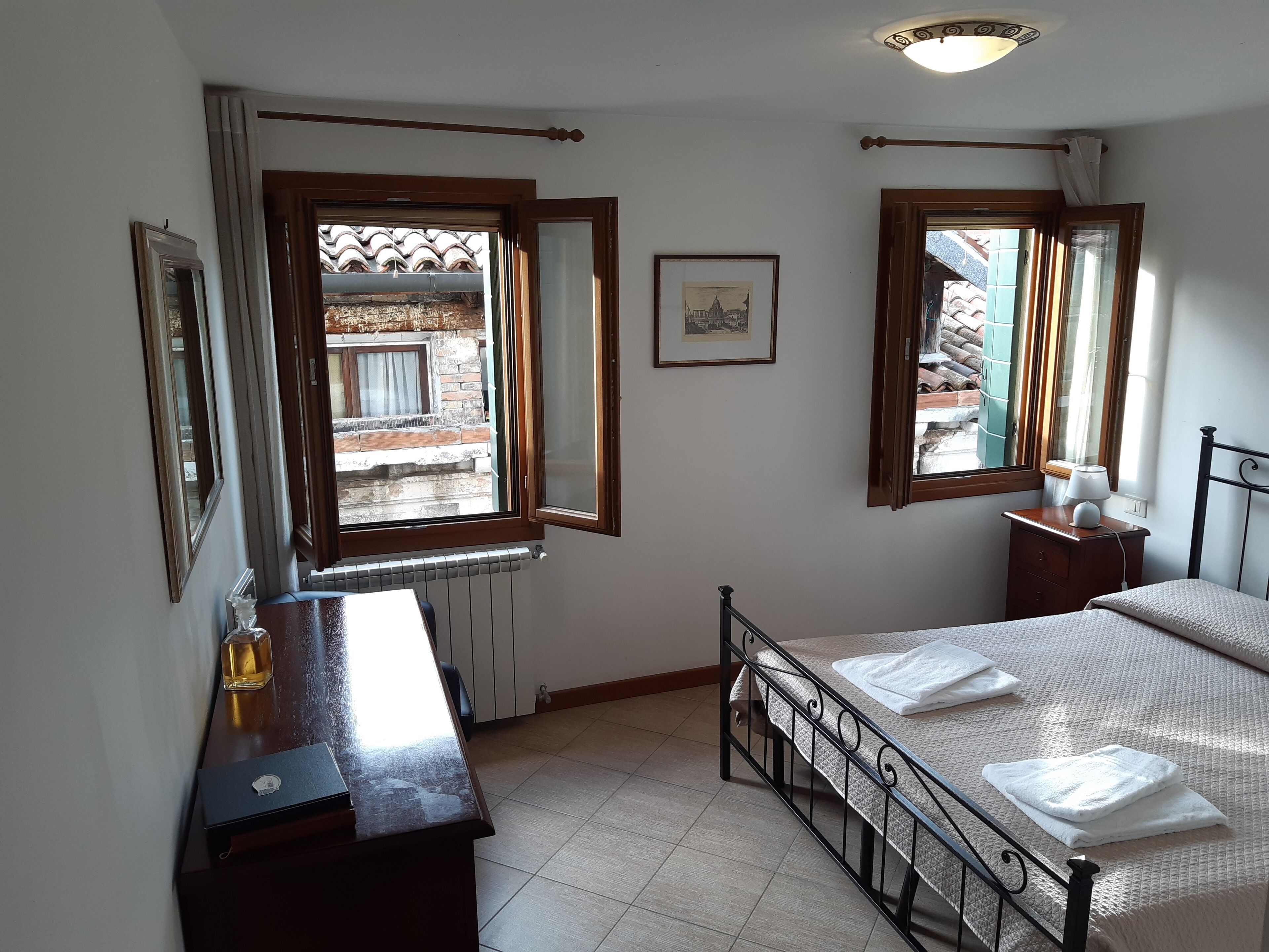 2 chambres, fer et planche à repasser, Wi-Fi gratuit, draps fournis