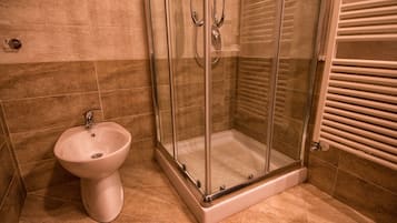 Doccia, asciugacapelli, bidet, asciugamani