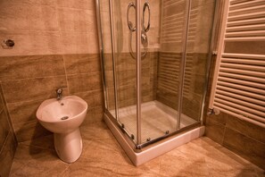 Dusche, Haartrockner, Bidet, Handtücher