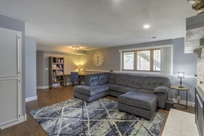 Una Smart TV, una chimenea, libros