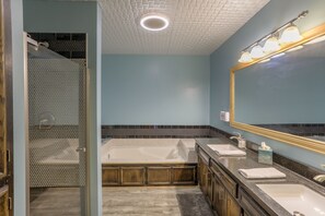 Badekar, boblebad, hårføner og håndklær