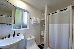 Deluxe-mökki | Kylpyhuone | Kylpyamme, designer-hygieniatuotteet, hiustenkuivaaja, pyyhkeet