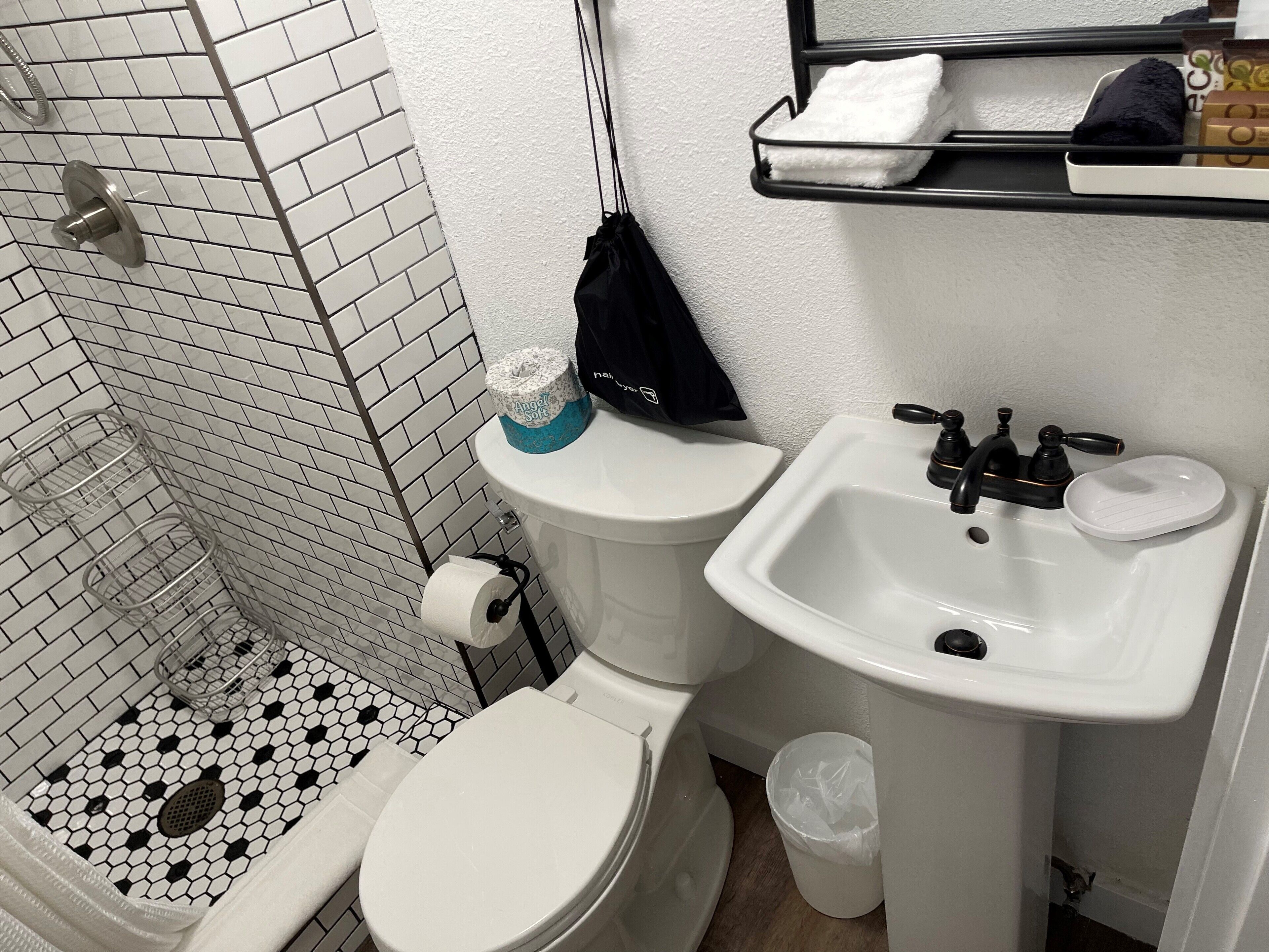 Ein Badezimmer mit Toilette, Waschbecken und Dusche.