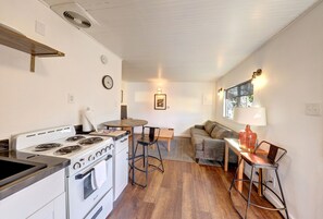 Premium bedding, pillowtop beds, individually decorated - The Seaview Cottages (Seaview)