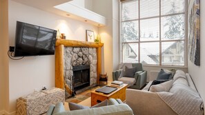 Télévision, cheminée, chaîne hi-fi