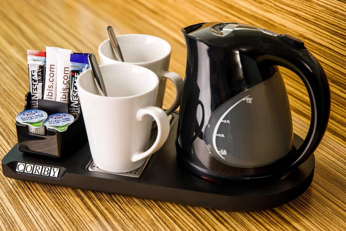 Bàn, khu vực làm việc phù hợp cho laptop, màn/rèm cản sáng