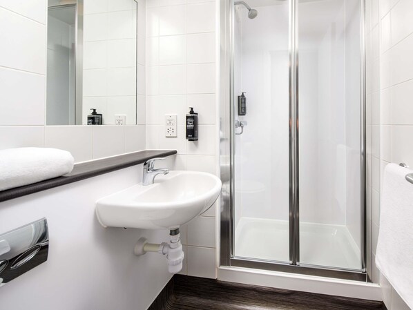 Desk, laptop workspace, blackout drapes, soundproofing - Ibis budget London Heathrow Central (Hounslow)