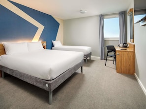 Standaard kamer, Meerdere bedden | Een bureau, een laptopwerkplek, verduisterende gordijnen