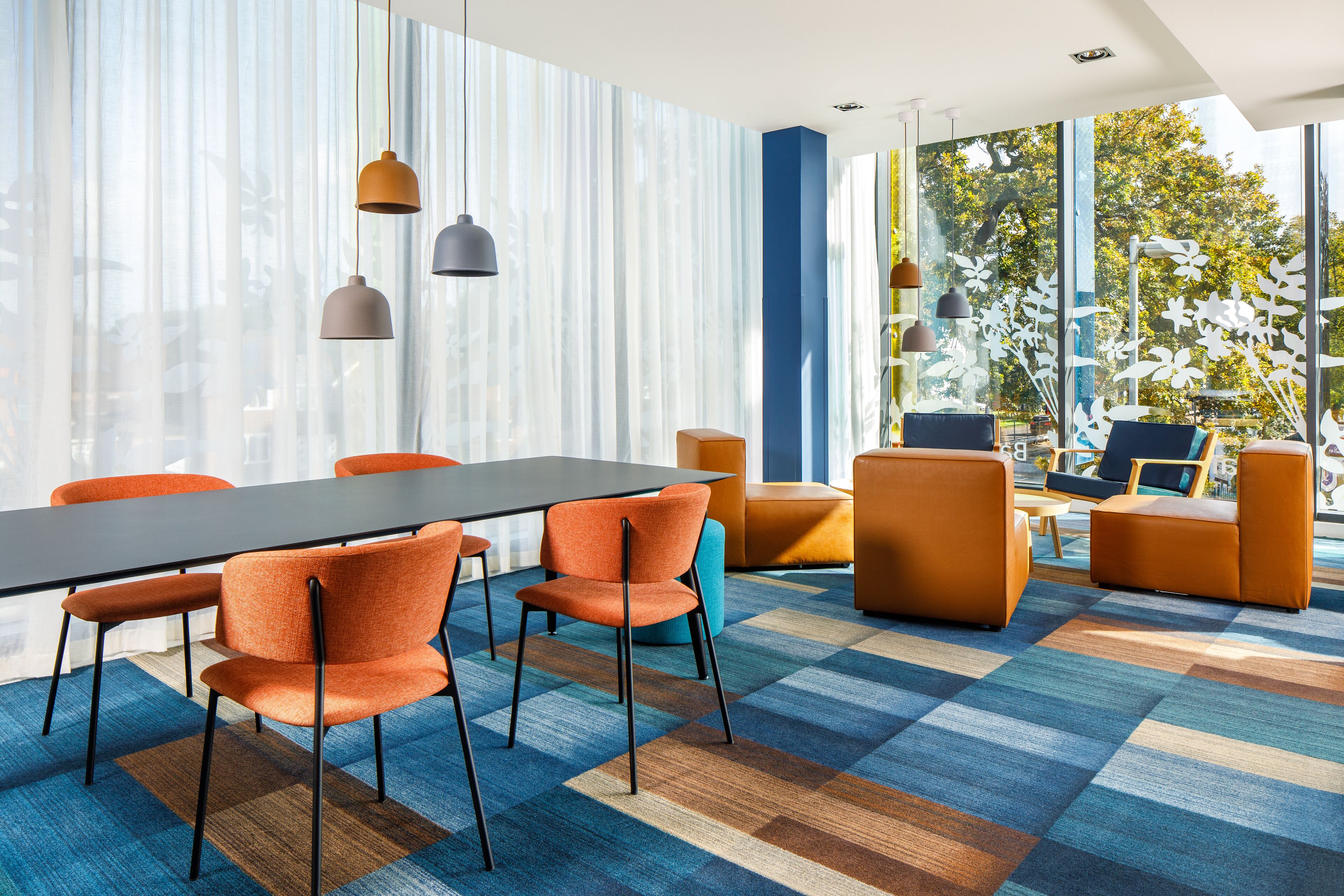 Breakfast, lunch, dinner served; international cuisine 