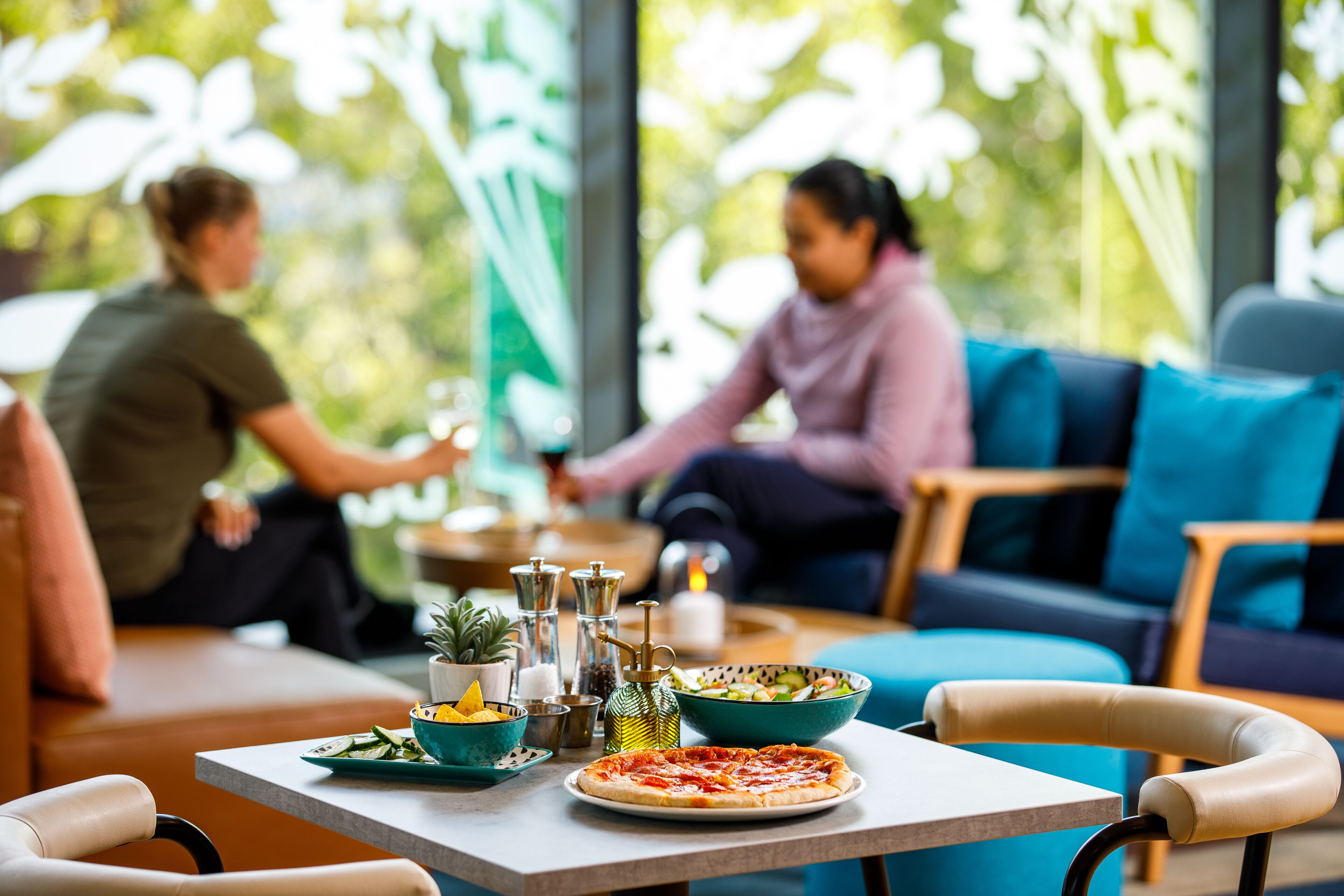 Café da manhã, almoço e jantar; culinária internacional 