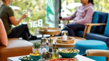 Serveert ontbijt, lunch, diner, internationale gerechten