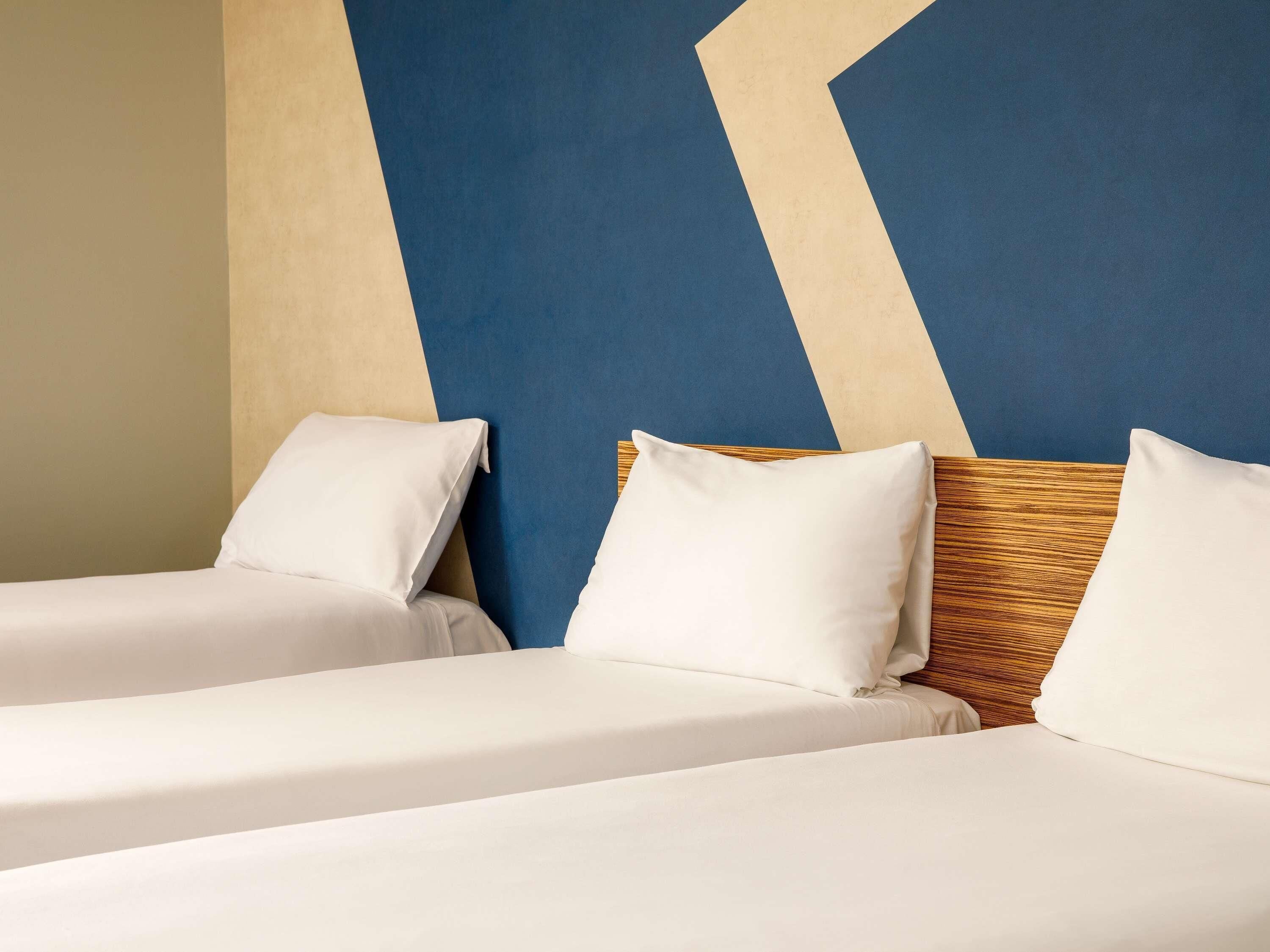 Standaard kamer, 3 eenpersoonsbedden | Een bureau, een laptopwerkplek, verduisterende gordijnen