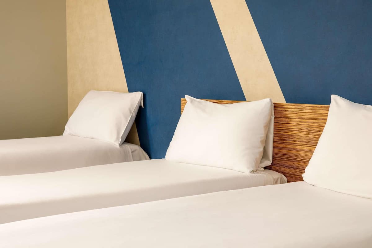 Standardrum - 3 enkelsängar | Skrivbord, arbetsyta för laptop, mörkläggningsgardiner och ljudisolering