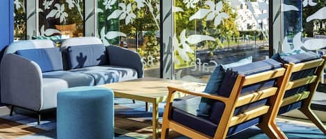 Breakfast, lunch, dinner served; international cuisine