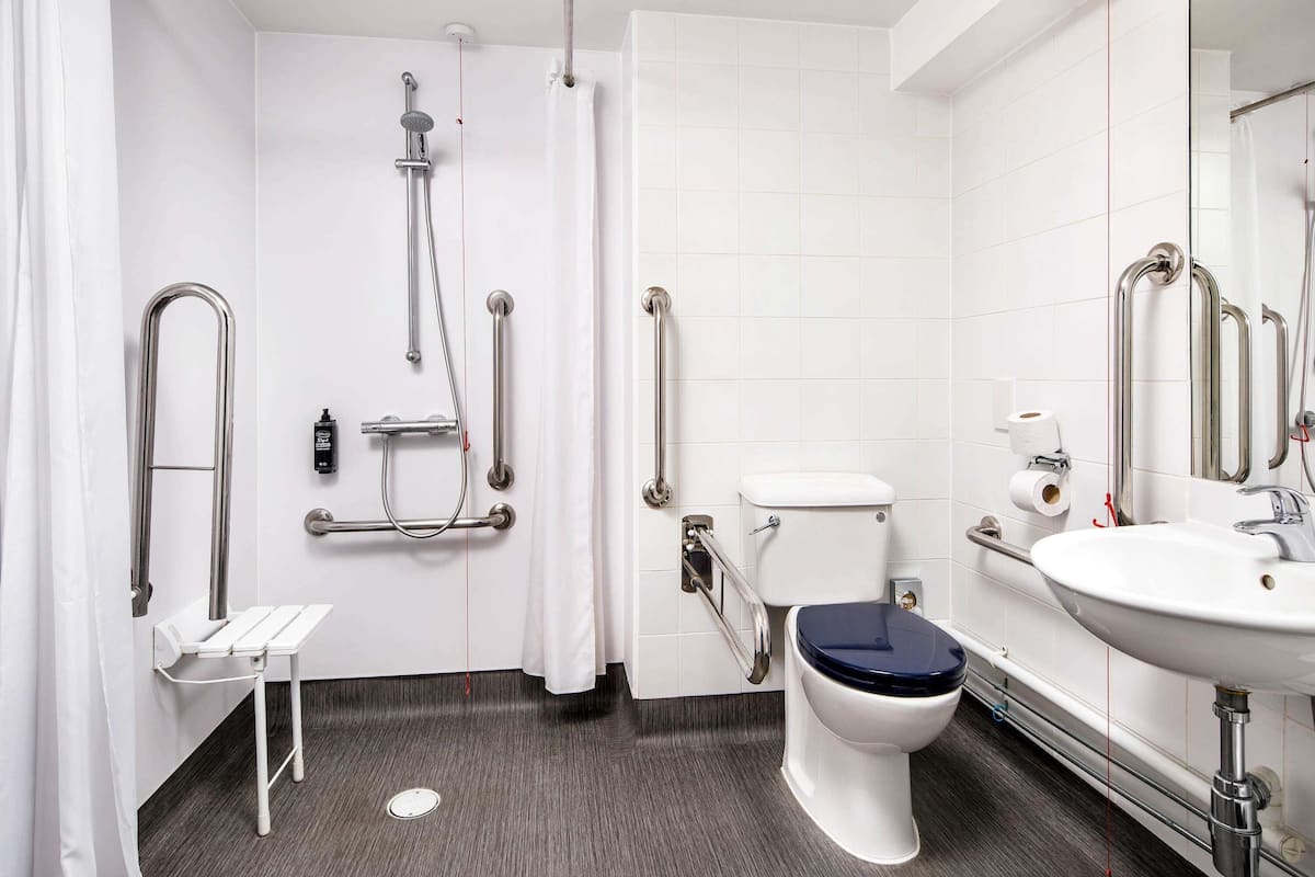 Chambre avec lits jumeaux, 2 lits jumeaux | Bureau, espace de travail pour ordinateurs portables