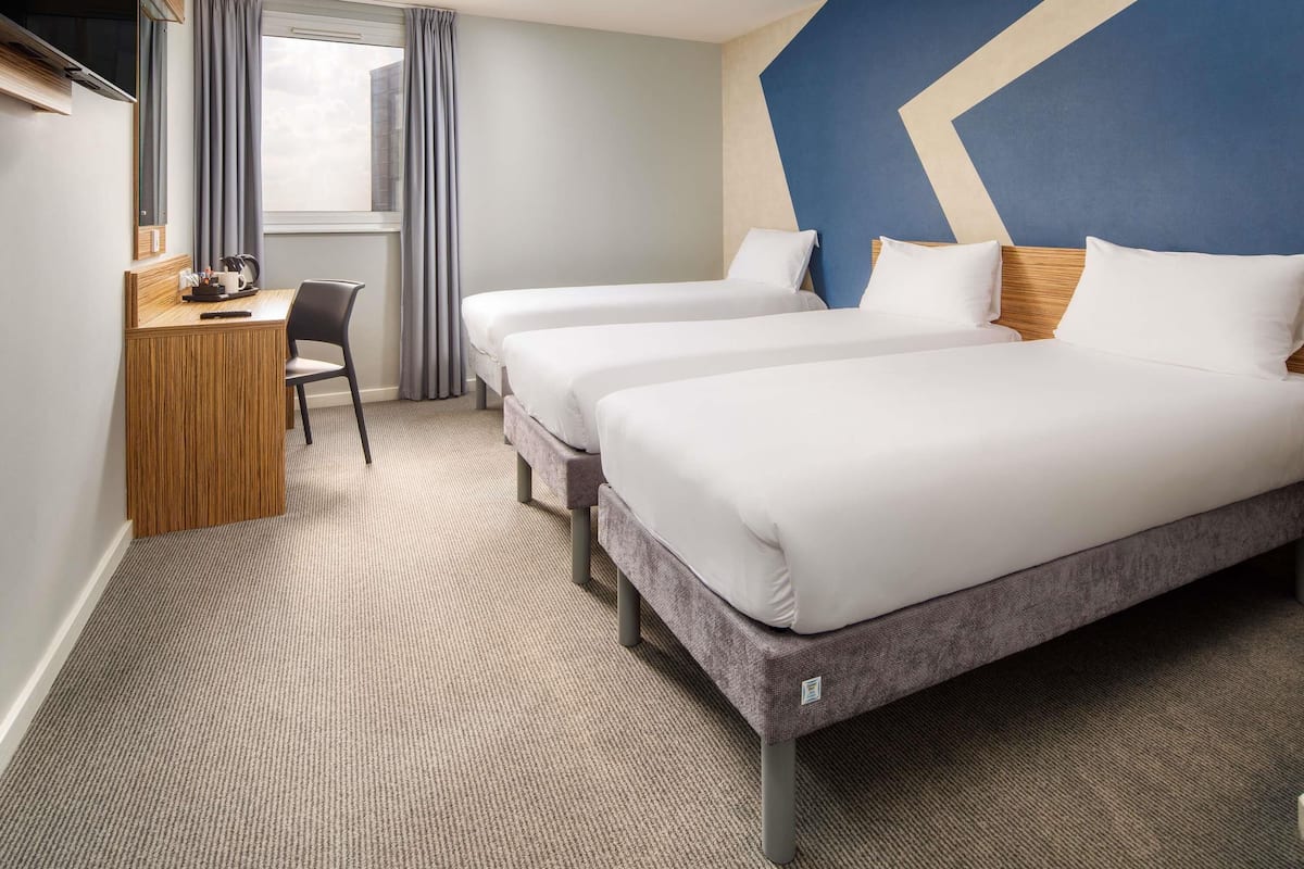 Standard Room, 3 Twin Beds | Desk, laptop workspace, blackout drapes, soundproofing