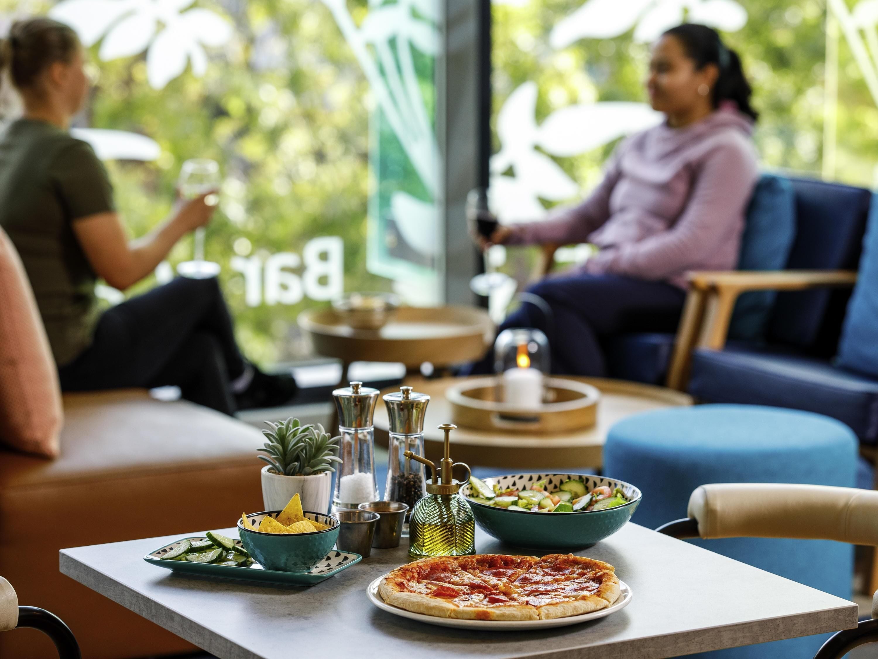 Serveert ontbijt, lunch, diner, internationale gerechten 