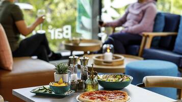 Serveert ontbijt, lunch, diner, internationale gerechten