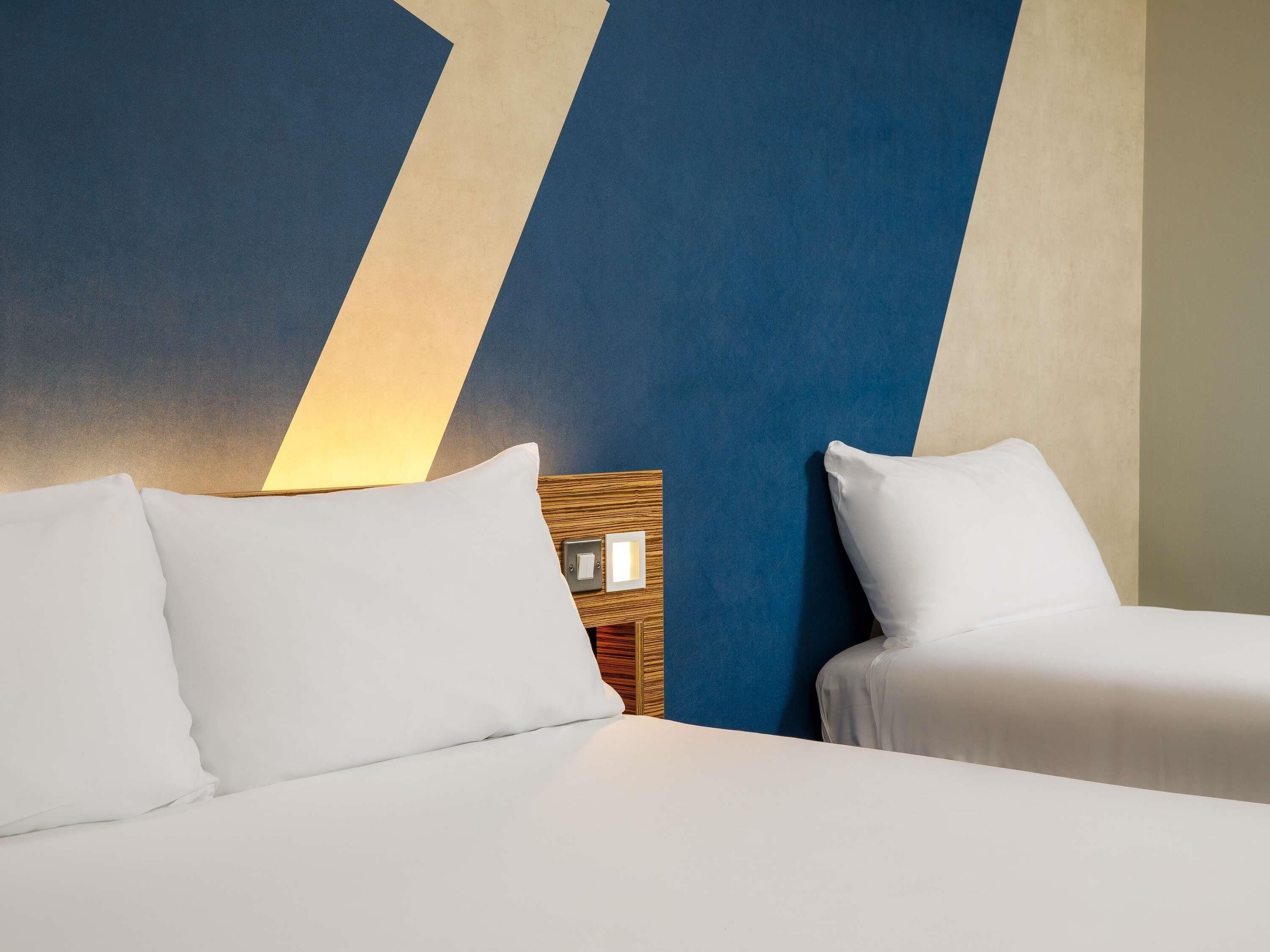 Escritorio, espacio para trabajar con laptop y cortinas blackout 