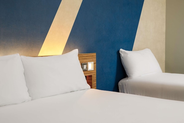 Standardzimmer, Mehrere Betten | Schreibtisch, laptopgeeigneter Arbeitsplatz, Verdunkelungsvorhänge