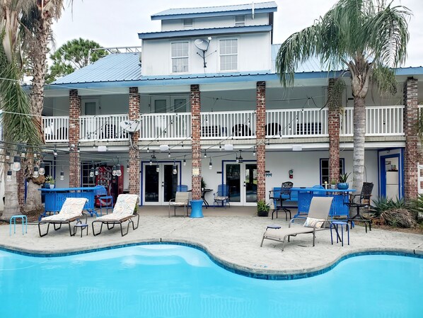 حمّام سباحة خارجي