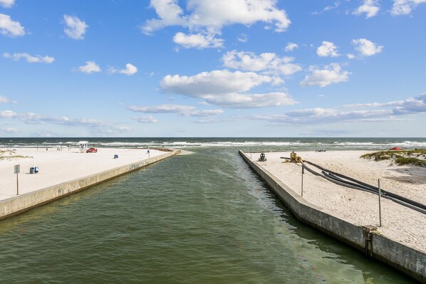 Beach nearby, sun loungers, beach towels