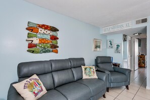 Interior - Private Beach Access, Pool, Lagoon boat launch, Kayaks for guests. FREE parking (Gulf Shores)