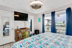 1 bedroom, iron/ironing board, travel cot, free WiFi - Private Beach Access, Pool, Lagoon boat launch, Kayaks for guests. FREE parking (Gulf Shores)