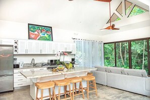 Een koelkast, een magnetron, een oven, een kookplaat