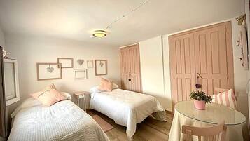 5 bedrooms, desk, iron/ironing board, WiFi
