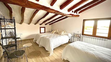 5 slaapkamers, een bureau, een strijkplank/strijkijzer, wifi