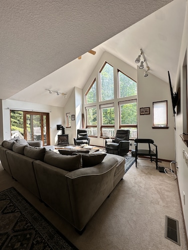 Nubs Nob Highlands chalet in Hidden Hamlet on 2 acres! Family Friendly