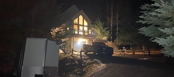Nubs Nob Highlands chalet in Hidden Hamlet on 2 acres! Family Friendly