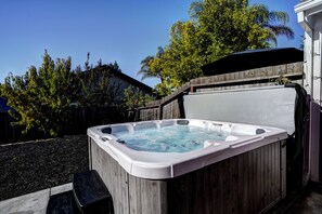 Outdoor spa tub - Home near Sonoma & Calistoga in heart of Wine Country  (Santa Rosa)